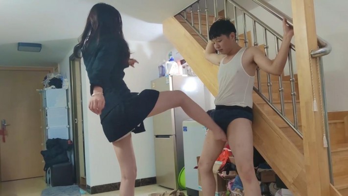 小鱼女神凉高+裸色高跟裸足踢裆猥琐佬 YC-220114