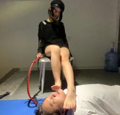 新开发精神小妹辱骂俏皮凌辱【萝莉酱】真实校园太妹跳踩舔脚语言羞辱 YC-220820-4