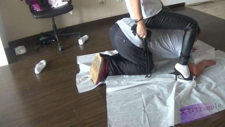 女生骑乘白袜玩脸.