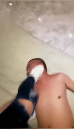 绝美vivi暴力踢脸踢裆发泄