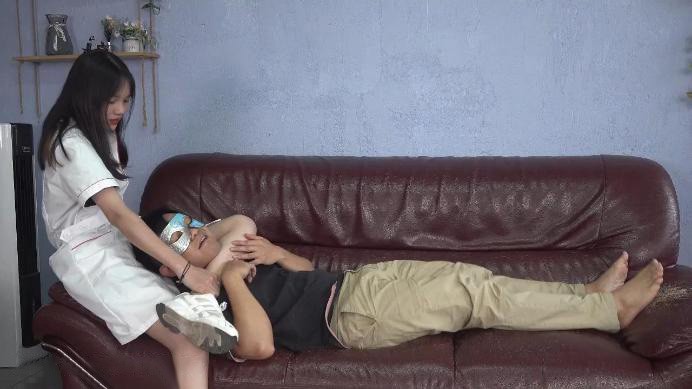 【南国原创】刁蛮女神美妮美脚腿绞，控制呼吸，闻臭丝袜脚，脚垫羞辱等YC-221009