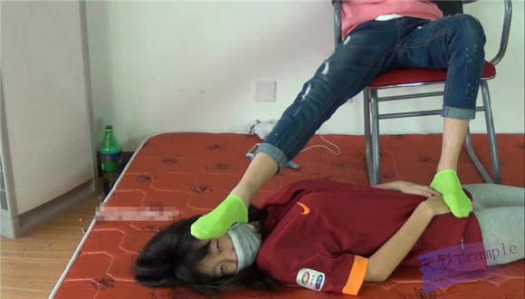 ★lulu和甜儿★第五十部 甜儿女王范碉堡天绿棉袜侮辱璐璐G-NV-133