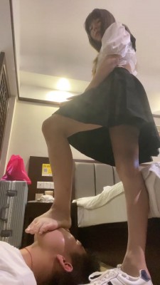 【小猫咪】开发19岁的小奶狗强迫圣水重度踩踏 bf15132