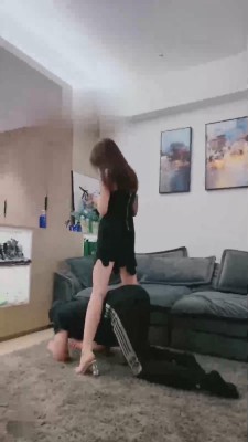 【美美子】网红模特高跟踩虐狗 bf17801