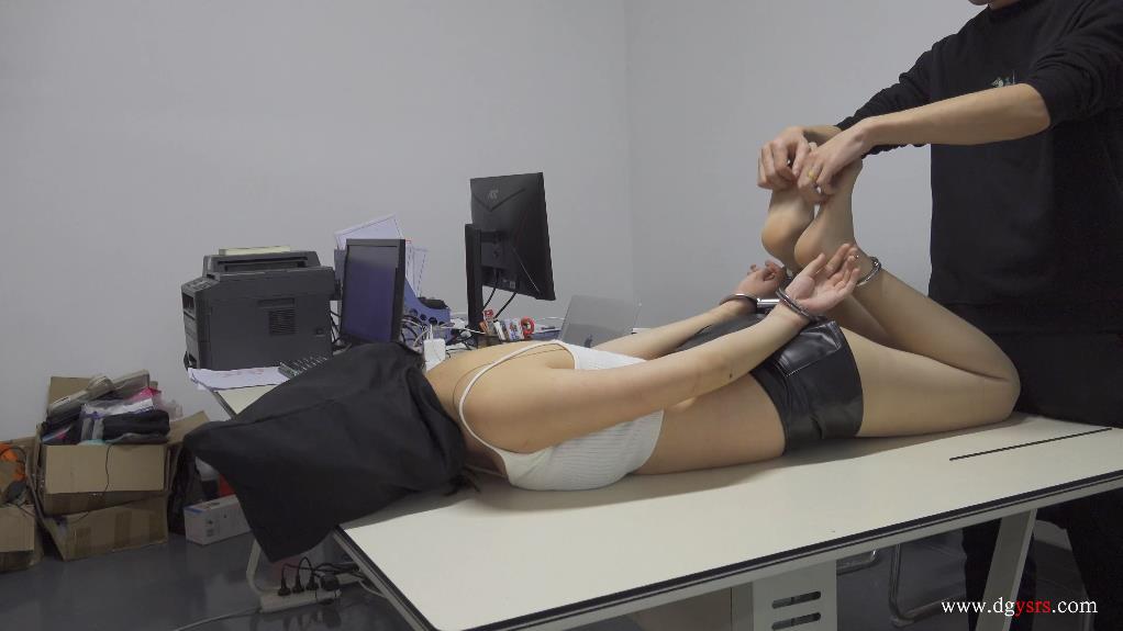 【艺束人生】2023_06期视频  楚楚镣铐禁锢隐藏办公桌放置