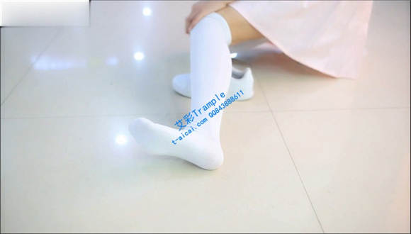 漂亮女孩制服长筒袜小白鞋