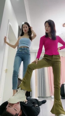 【麋鹿银儿】姐妹花暴力踩踏深喉贱狗 bf23114