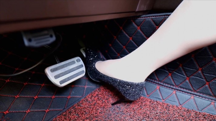 〖H.P.L栖心之栈〗—芷晴车内调教踩油门