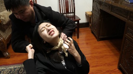 山村 亡命脱逃 女间谍被勒杀