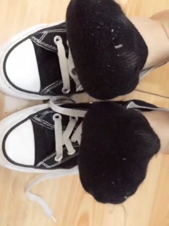 漂亮妹子秀帆布鞋棉袜裸足