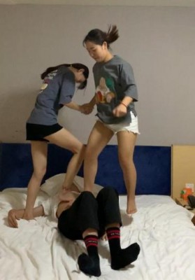 【萝莉酱】学生姐妹花跳踩地狱00后在校学生素人暴力跳踩人肉毯子