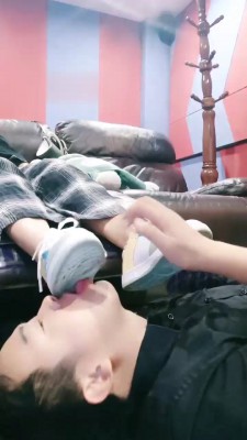 【萱萱】私人影院脏鞋臭袜辱【双视角版】 bf18996