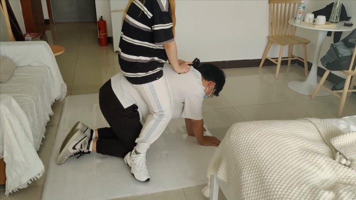 【子怡工作室】双S运动鞋调教鞭打踩踏 YC-220607