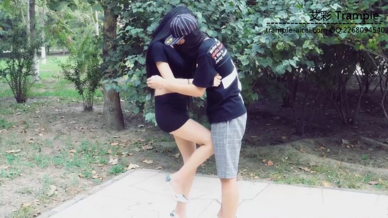 美女公园教闺蜜踢裆虐蛋（有花絮） 180624-6