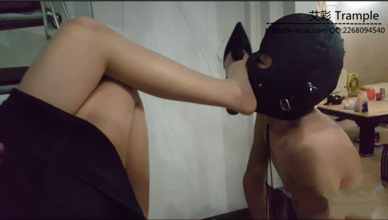 最新艾丝女王居家系列—–楼梯间调教贱狗