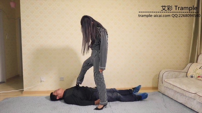 凶狠暴力高跟踩踏