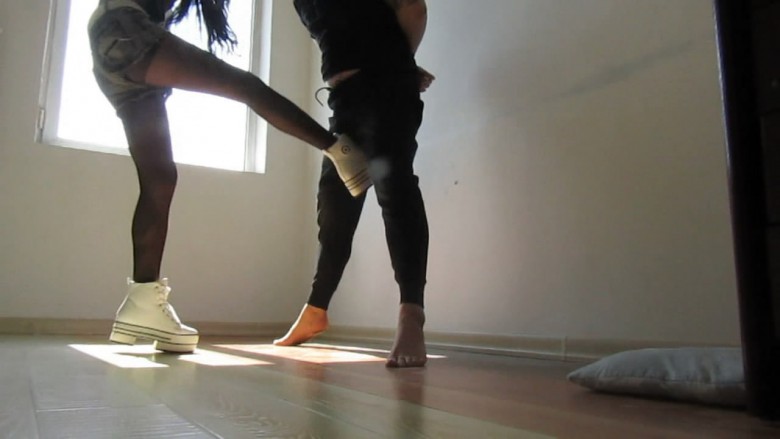 双S狂踹男M臭丝脚呼脸