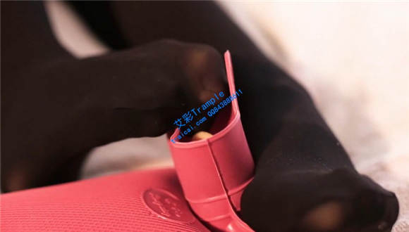 黑丝踩玩热水袋