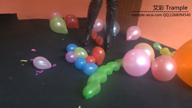 黑丝靴子踩气球2