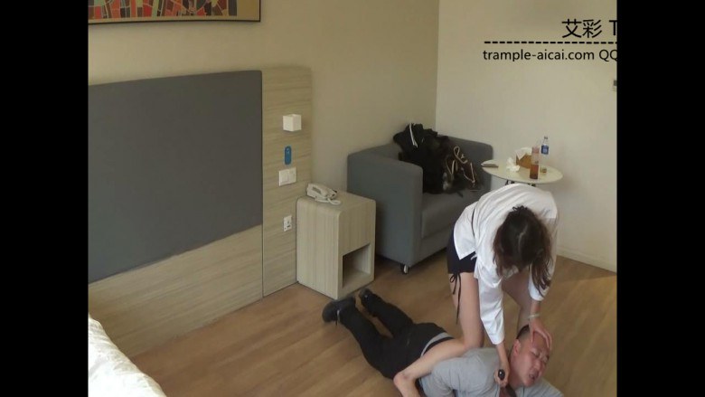 跆拳道美女演示实用防身术