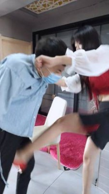 00后浅夏S脏高跟羞辱舔鞋-暴力踢蛋酷刑责罚！