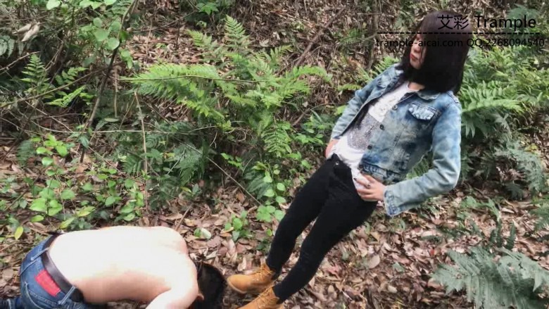 《湘香女王》野外负荆请罪的狗