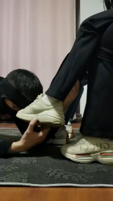 【文文文】舔素人小姐姐的脏鞋 bf22134