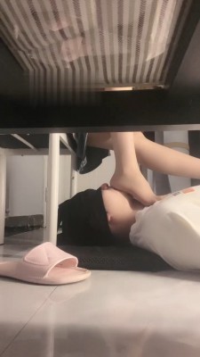 【万一】臭脚无意识踩脚垫 bf19492