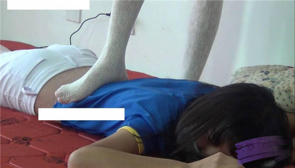 甜儿公主性感丝袜虐踩偷钱的LULU G-NV-115