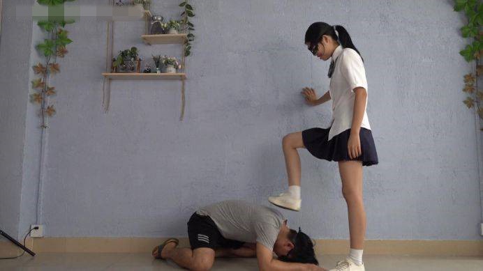 【南国原创】不良女生雯雯把猥琐男踩在地上羞辱