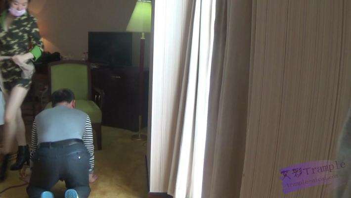 女特战队员审讯男俘虏