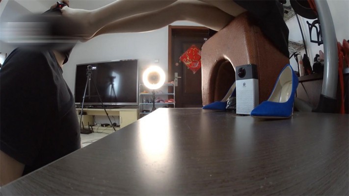 【婧児小主】婧児脚下的膜拜奴乞求主人高跟鞋的践踏 好啊 让我好好玩玩你！