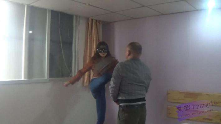 跆拳道美女人肉沙包