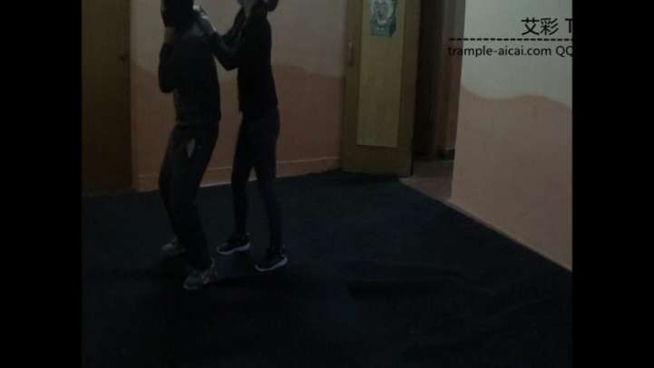 女特工宰杀暴徒。