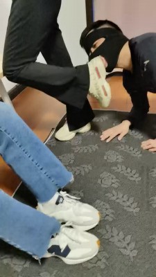 【文文文】舔素人小姐姐的脏鞋 bf22134