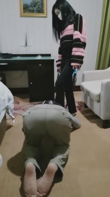 【海绵大大】素人首调蹂躏脚底奴【完整版】 bf11937