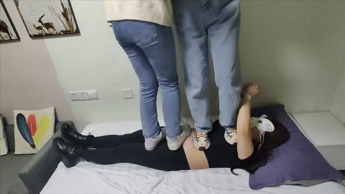 【珂珂女m】带男朋友看我是怎么被主子和她闺蜜全体重踩踏的 YC-221108