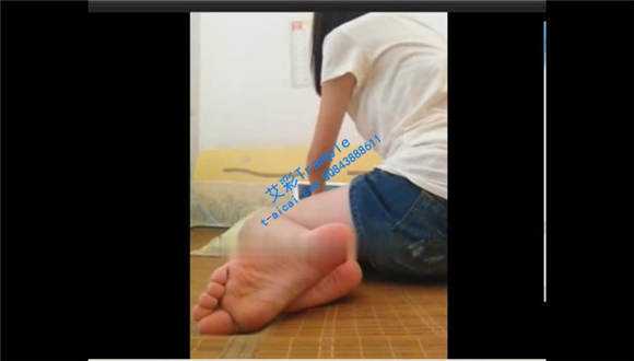 小女孩边和网友聊天边展示玉足