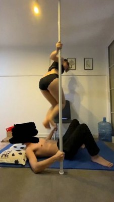 舞蹈生菲菲小主踩嘴贱毯子减肥-强力跳踩 闻舔舞蹈生的原味脚 YC-220321-4