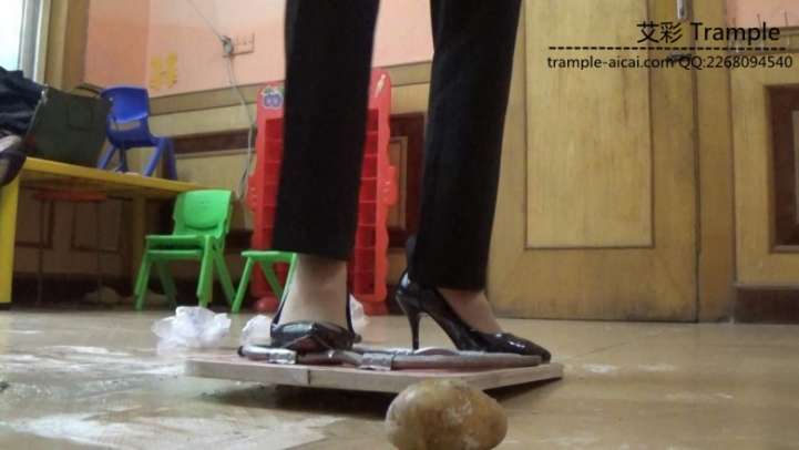 职业装木板压碎