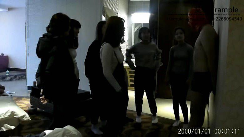 【七小主】众多女生臭脚围殴头套男