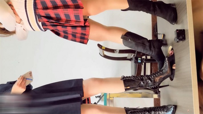 【婧児小主】婧児小意双S全语言踩踏肉丝高跟短靴下踩地板脸羞辱踩死！YC-220322-3