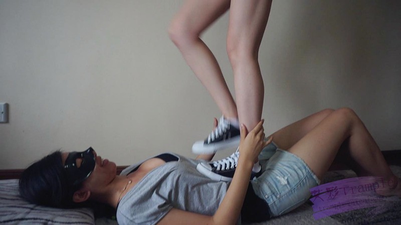 『小妮女女』恋足妹妹，撒娇让姐姐踩自己，舔姐姐的鞋袜