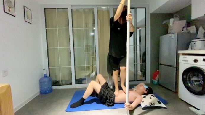 【萝莉酱】足球健将小玉首调 穿了半个多月没洗的脏袜子蹦跳踩踏闻舔臭脚