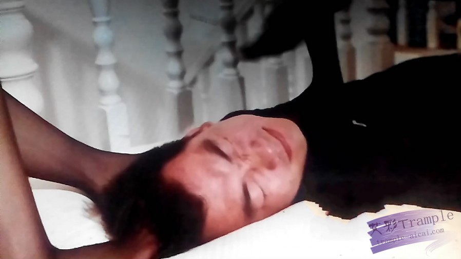 霸踩天下出品 碎花裙&百褶裙黑丝踩足球男