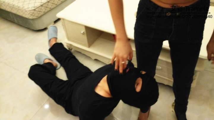 偷闻姐姐袜子的下场