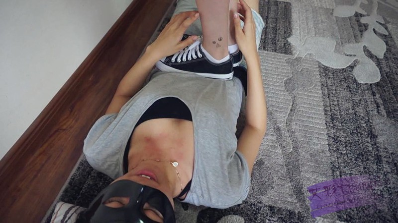 『小妮女女』恋足妹妹，撒娇让姐姐踩自己，舔姐姐的鞋袜