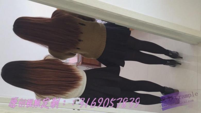 【精品典藏】双人妹子运动后马丁靴厚丝袜汗湿脚底记。