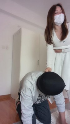 【巴莉女王】合租室友舔脚被发现 bf11814