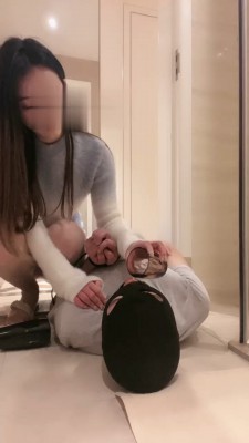 【诗诗】车模白短靴肉丝蹂躏老板/强迫圣水 bf21524